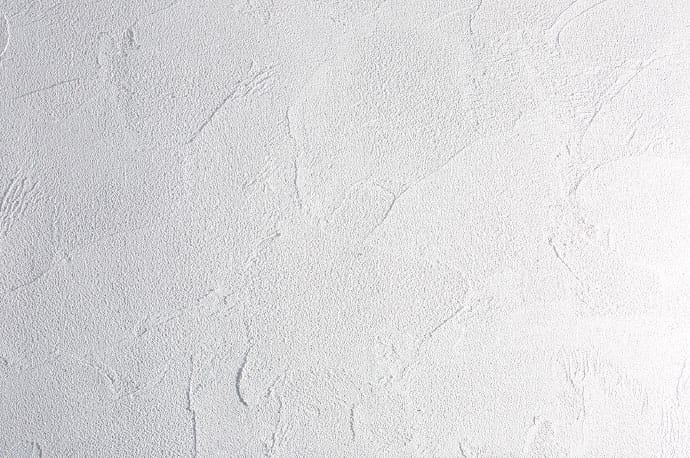 写真：防静電気とメンテナンス性に優れた漆喰塗りの白い壁。