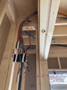 間口6ｍ　30坪　２階建ての家　配線・配管工事、サッシ取り付け　